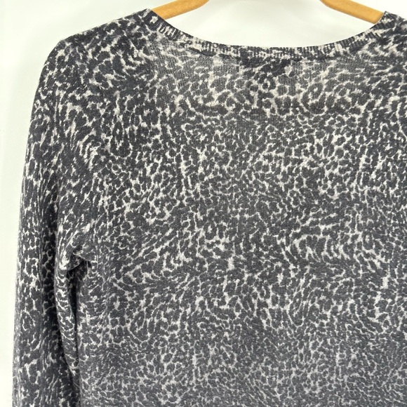 Bloomingdale’s 2-ply 100% Cashmere V Neck Animal Print Leopard Sweater Medium - Picture 8 of 12